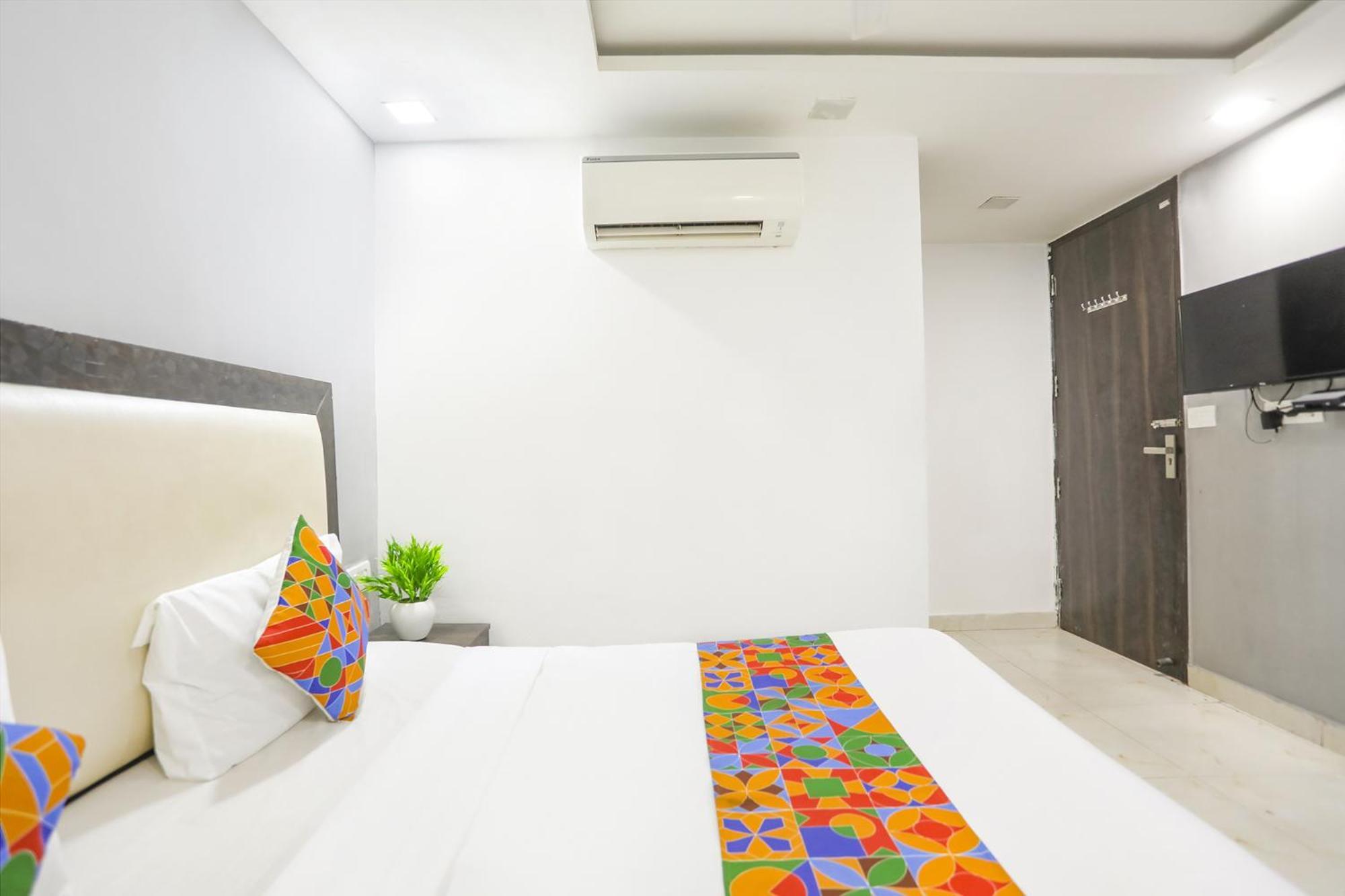 Hotel Fabexpress The Arrow Nueva Delhi Exterior foto