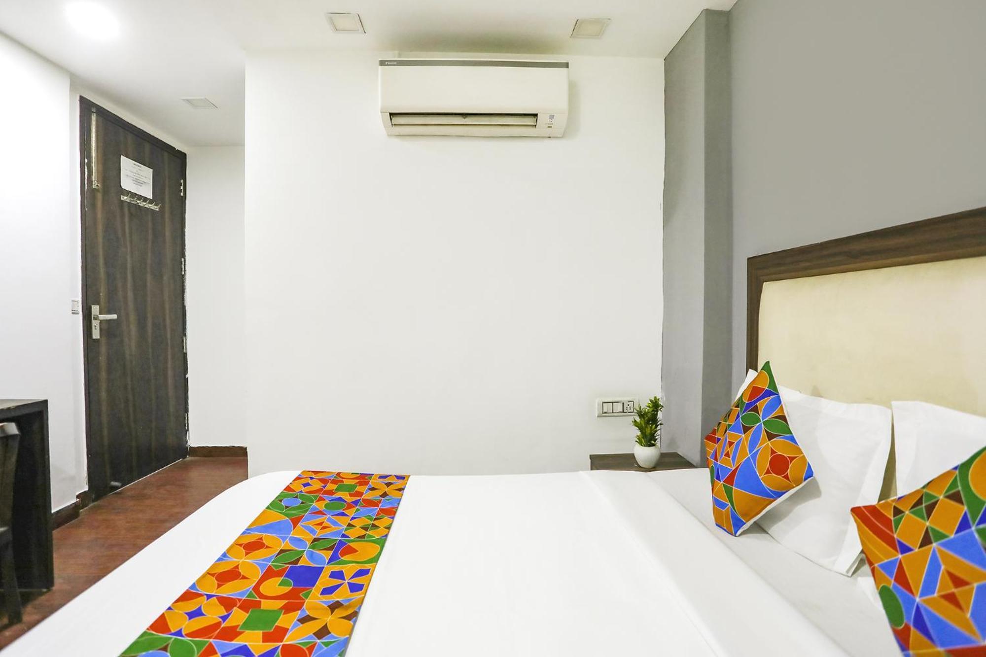 Hotel Fabexpress The Arrow Nueva Delhi Exterior foto